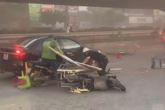 Giông lớn quật ngã người đi đường ở Hà Nội