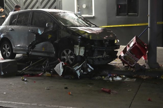 Xe lao vào đám đông ở Los Angeles - Ảnh 1.
