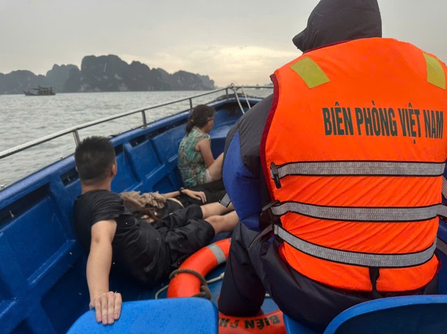 Lật tàu du lịch trên vịnh Hạ Long - Ảnh 1.