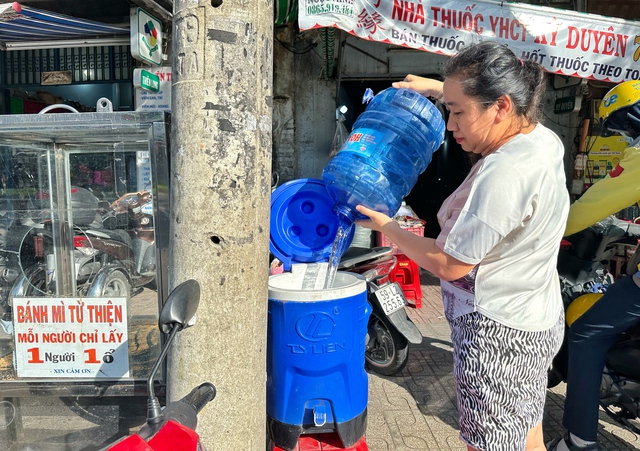 Tủ bánh mì miễn phí ở Chợ Lớn: Hành động từ thiện đầy ý nghĩa - Ảnh 1.