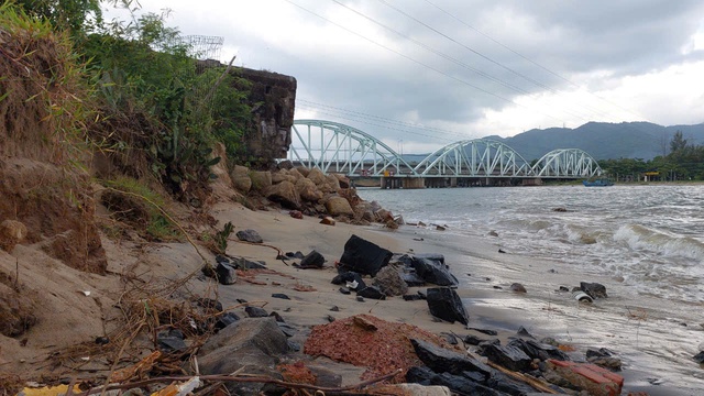 Chủ đầu tư gây sạt lở phải xây kè bảo vệ khẩn cấp đường dây trung thế- Ảnh 2. Chủ đầu tư gây sạt lở phải xây kè bảo vệ khẩn cấp đường dây trung thế- Ảnh 2.