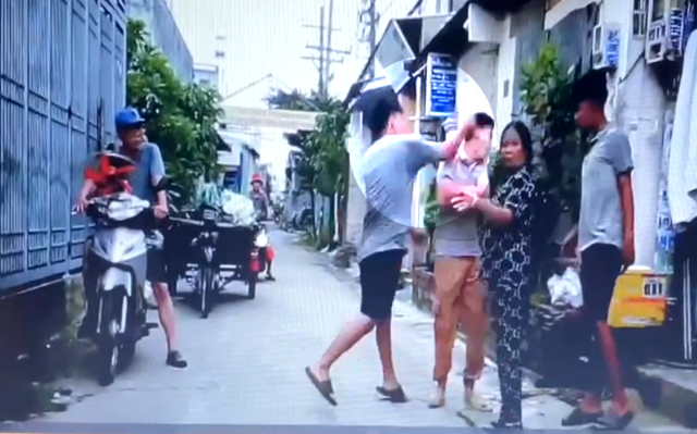 Tài xế ô tô bị hành hung vì quay phim xe tải chắn lối đi - Ảnh 2.