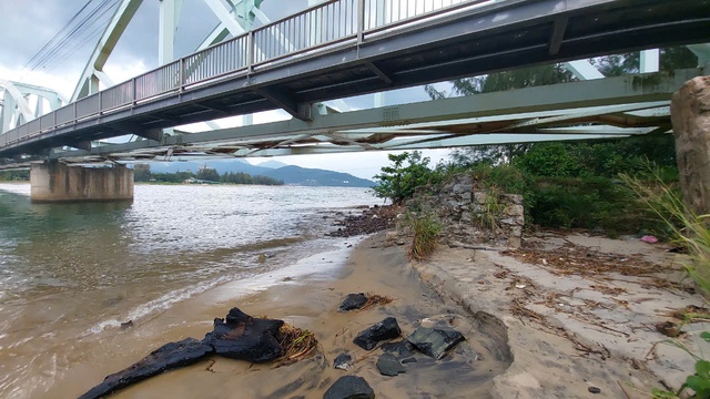 Chủ đầu tư gây sạt lở phải xây kè bảo vệ khẩn cấp đường dây trung thế- Ảnh 3. Chủ đầu tư gây sạt lở phải xây kè bảo vệ khẩn cấp đường dây trung thế- Ảnh 3.