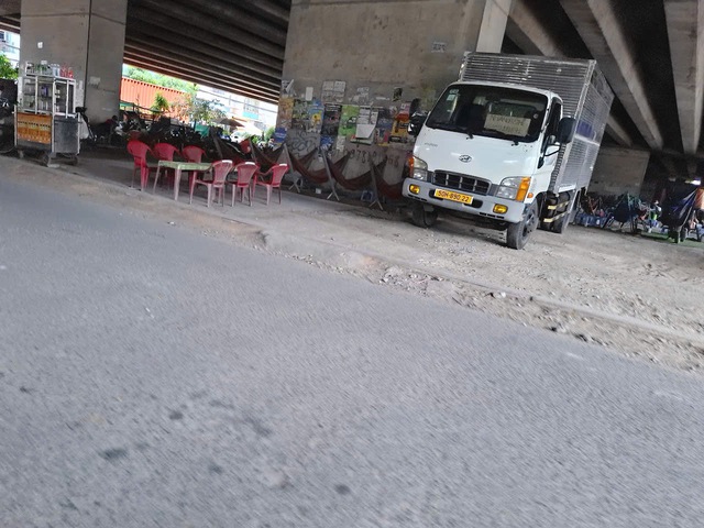 Buôn bán bát nháo dưới gầm cầu Phú Mỹ ảnh hưởng đến an toàn giao thông - Ảnh 1. Buôn bán bát nháo dưới gầm cầu Phú Mỹ ảnh hưởng đến an toàn giao thông - Ảnh 1.