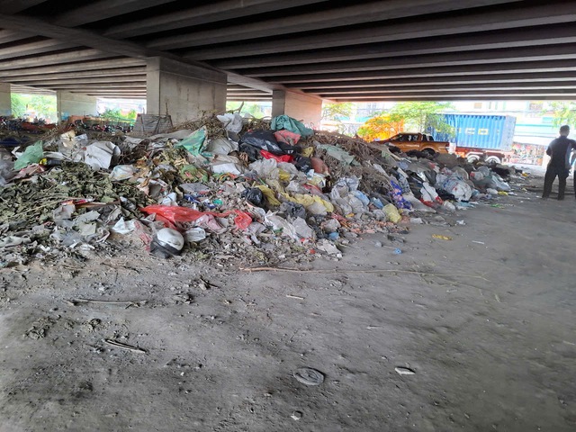 Buôn bán bát nháo dưới gầm cầu Phú Mỹ ảnh hưởng đến an toàn giao thông - Ảnh 2. Buôn bán bát nháo dưới gầm cầu Phú Mỹ ảnh hưởng đến an toàn giao thông - Ảnh 2.