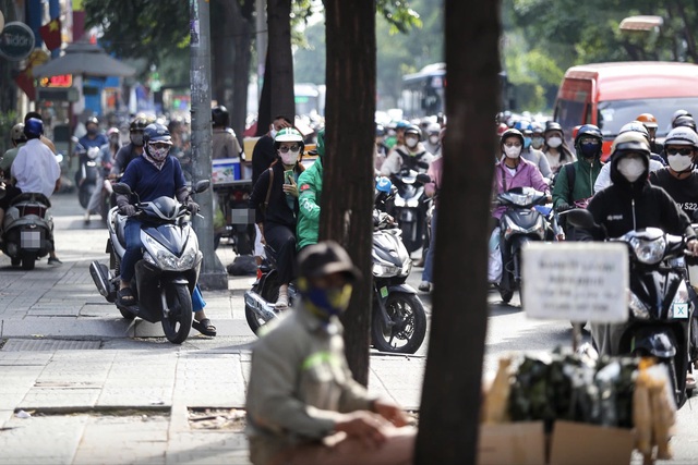 Quyết liệt ngăn chặn t&aacute;i diễn leo lề, đi ngược chiều - Ảnh 1.