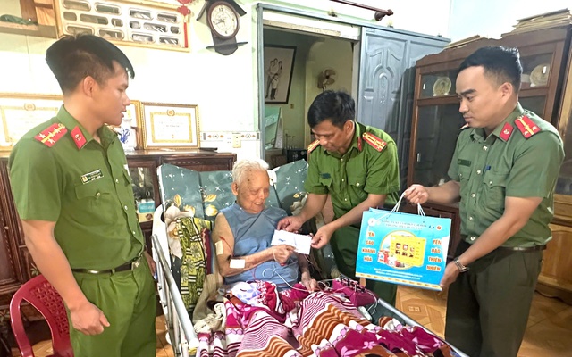 Công an xã hỗ trợ người dân làm thủ tục hành chính- Ảnh 2.