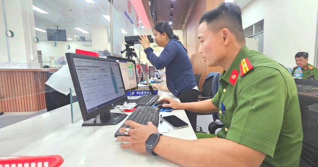 Đưa cả gia đình 5 người đi làm thẻ căn cước: 15 phút là xong - Ảnh 1.