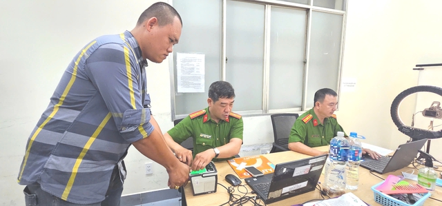 Đưa cả gia đình 5 người đi làm thẻ căn cước: 15 phút là xong - Ảnh 3.