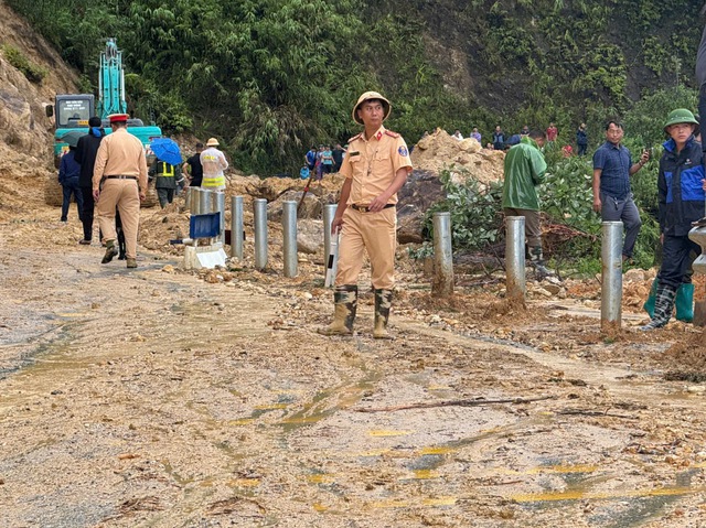 Chồng tử vong khi đi xe máy qua điểm sạt lở, vợ xuống đi bộ thoát chết - Ảnh 2.