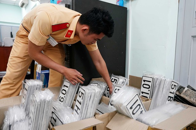 Phí đăng ký xe mới: Hà Nội, TP.HCM 20 triệu đồng, các tỉnh khác chỉ 200.000