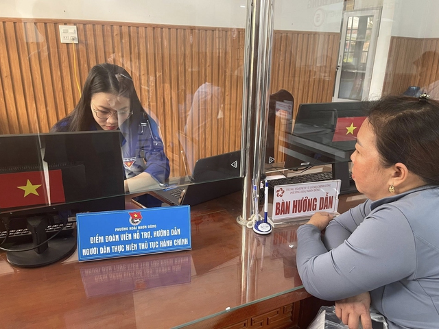 Tuổi trẻ Gia Lai ra quân hỗ trợ người dân thực hiện thủ tục hành chính - Ảnh 4.