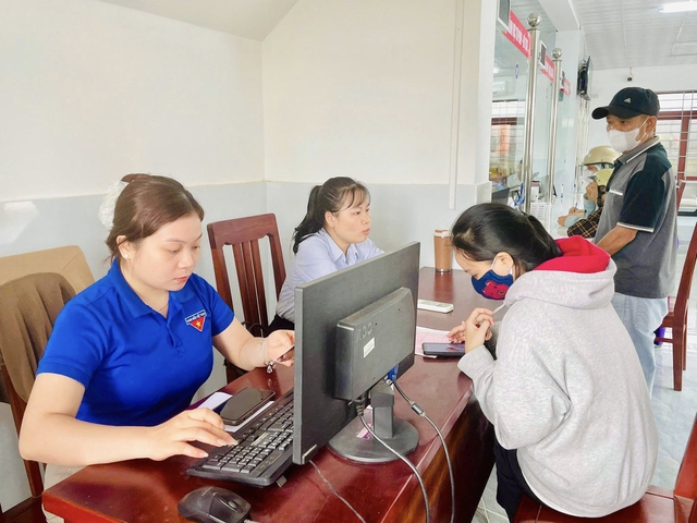 Tuổi trẻ Gia Lai ra quân hỗ trợ người dân thực hiện thủ tục hành chính - Ảnh 5.