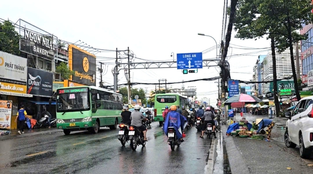 Vi phạm nồng độ cồn, người đàn ông còn cầm ghế tấn công CSGT- Ảnh 2. Vi phạm nồng độ cồn, người đàn ông còn cầm ghế tấn công CSGT- Ảnh 2.