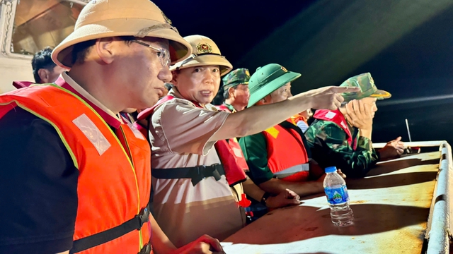 Tàu du lịch Vịnh Xanh lật úp trên Vịnh Hạ Long , 46 người đã được tìm thấy - Ảnh 3. Tàu du lịch Vịnh Xanh lật úp trên Vịnh Hạ Long , 46 người đã được tìm thấy - Ảnh 3.