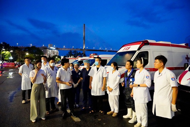 Đẫm nước mắt đón thi thể người thân trong vụ lật tàu trên vịnh Hạ Long - Ảnh 5.