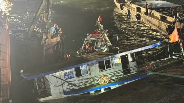 Lai dắt tàu du lịch Vịnh Xanh về bờ, 48 người đã được tìm thấy Lai dắt tàu du lịch Vịnh Xanh về bờ, 48 người đã được tìm thấy