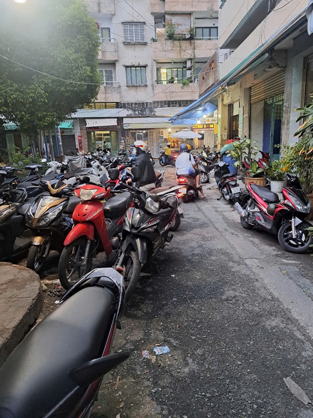 Nguy cơ cháy từ bãi giữ xe không an toàn tại chung cư Gò Dầu 2 - Ảnh 1.