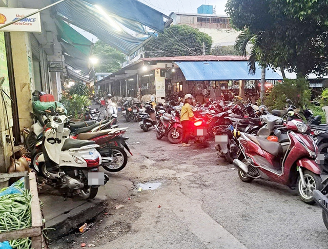 Bạn đọc viết: Nguy cơ cháy từ bãi giữ xe chung cư - Ảnh 1.
