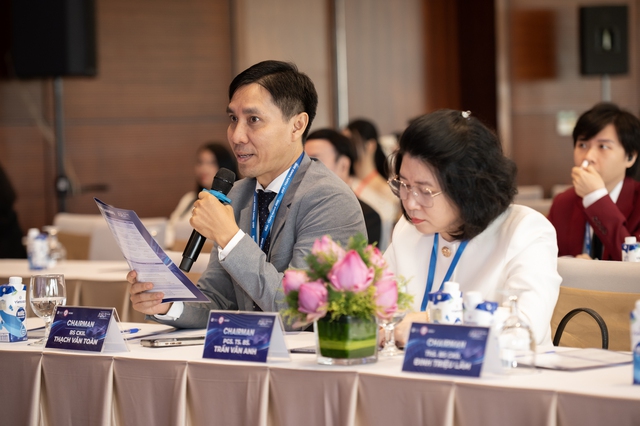 BS.CKII Thạch Văn Toàn: Nâng cung mày bằng treo chỉ hay tiêm filler? BS.CKII Thạch Văn Toàn: Nâng cung mày bằng treo chỉ hay tiêm filler?