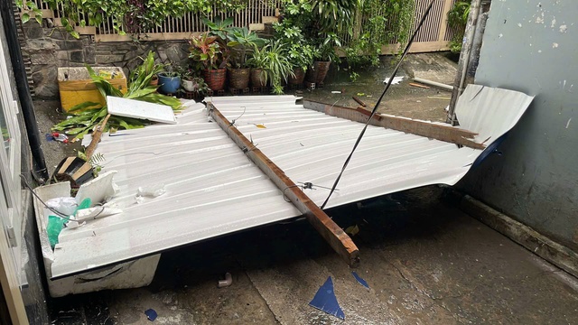 Xuất hiện lốc xoáy ở phường Bình Thạnh, 3 nhà dân bị thiệt hại- Ảnh 2.