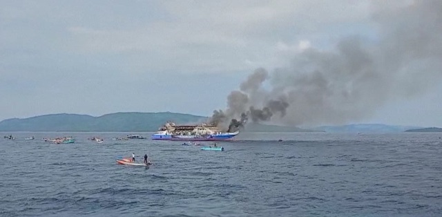 Ch&aacute;y ph&agrave; chở h&agrave;ng trăm người ở Indonesia- Ảnh 1.