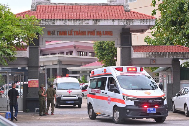 Đẫm nước mắt đón người thân trong vụ lật tàu trên vịnh Hạ Long Đẫm nước mắt đón người thân trong vụ lật tàu trên vịnh Hạ Long