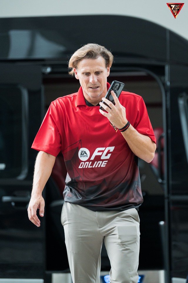 Huyền thoại Diego Forlan mừng sinh nhật cùng FC Online tại Hà Nội