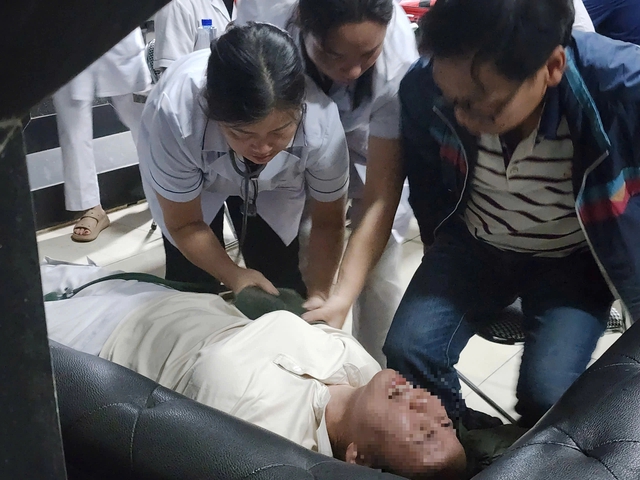 Đẫm nước mắt đón thi thể người thân trong vụ lật tàu trên vịnh Hạ Long - Ảnh 2.