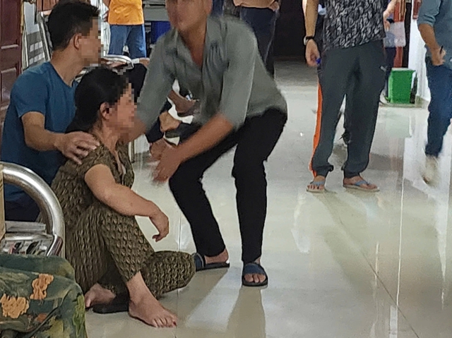 Đẫm nước mắt đón thi thể người thân trong vụ lật tàu trên vịnh Hạ Long - Ảnh 3.