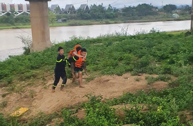 Em gái nhảy sông Đăk Bla, anh trai không biết bơi vẫn nhảy xuống cứu