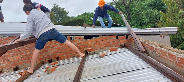 Lâm Đồng: Mưa lớn kèm gió giật kéo dài gây thiệt hại nặng - Ảnh 2.