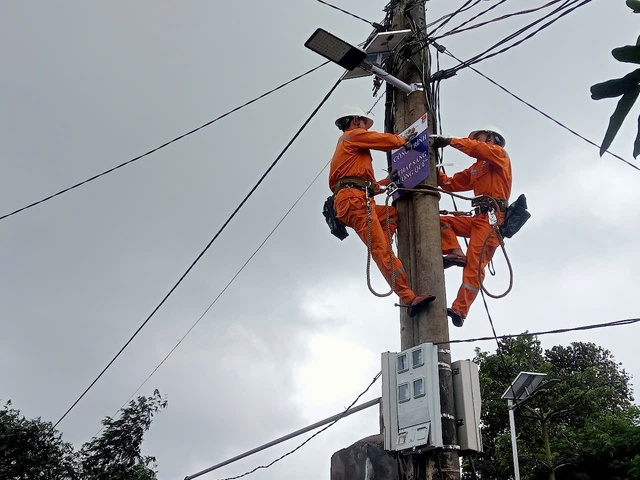 Đoàn Công ty Điện lực Gia Lai ‘Nối mạch tri ân’, thắp sáng vùng quê Bờ Ngoong - Ảnh 1.