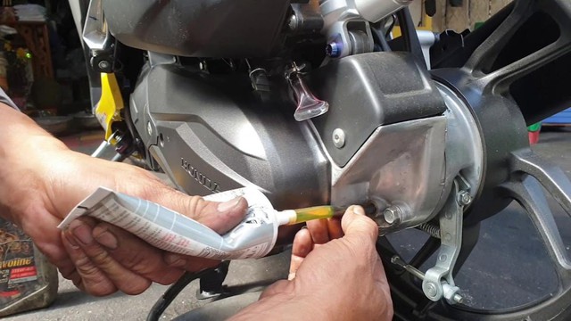Loại dầu quan trọng cần thay để tránh gây hại xe tay ga - Ảnh 2.