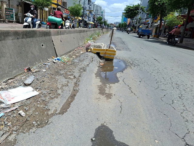 Mặt đường lồi lõm, nguy hiểm - Ảnh 1.
