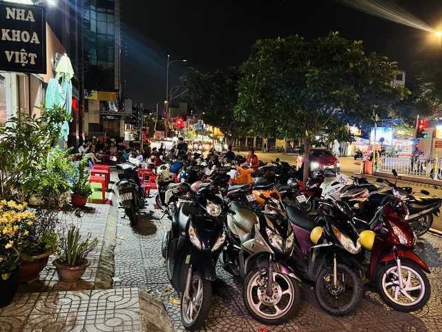 Vỉa hè lại bị tái chiếm, TP.HCM đề xuất lắp camera phạt nguội Vỉa hè lại bị tái chiếm, TP.HCM đề xuất lắp camera phạt nguội