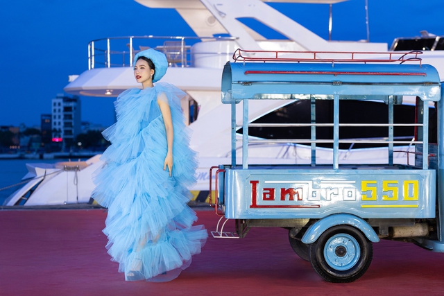 Hoa hậu Tiểu Vy làm vedette show thời trang ở cảng sông Hàn Đà Nẵng