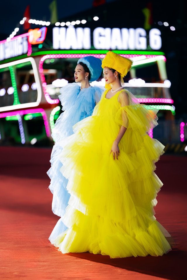 Hoa hậu Tiểu Vy làm vedette show thời trang ở cảng sông Hàn Đà Nẵng- Ảnh 2.