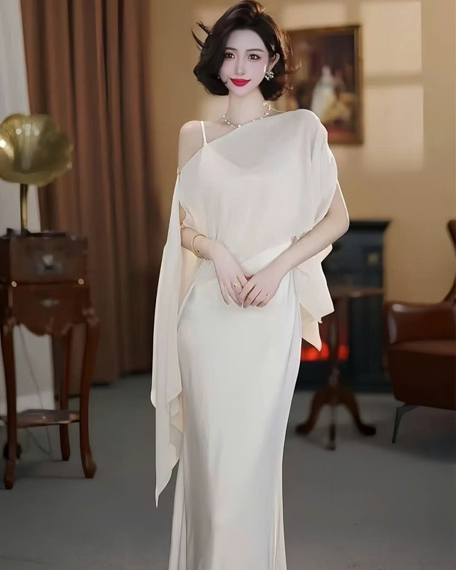 Sang trọng và gợi cảm với váy dự tiệc phối cape voan Sang trọng và gợi cảm với váy dự tiệc phối cape voan
