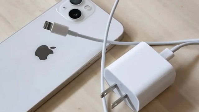 Hiểm họa từ bộ sạc giá chỉ vài chục nghìn đồng - Ảnh 1.