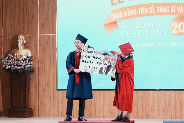 Vì sao sinh viên ‘chơi lớn’ trong ngày tốt nghiệp? - Ảnh 3.