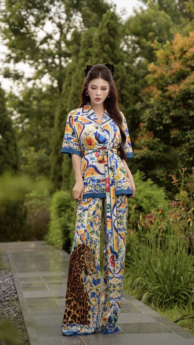 Mặc trang phục họa tiết thế nào để đẹp sang mà không bị 'sến'?- Ảnh 1.