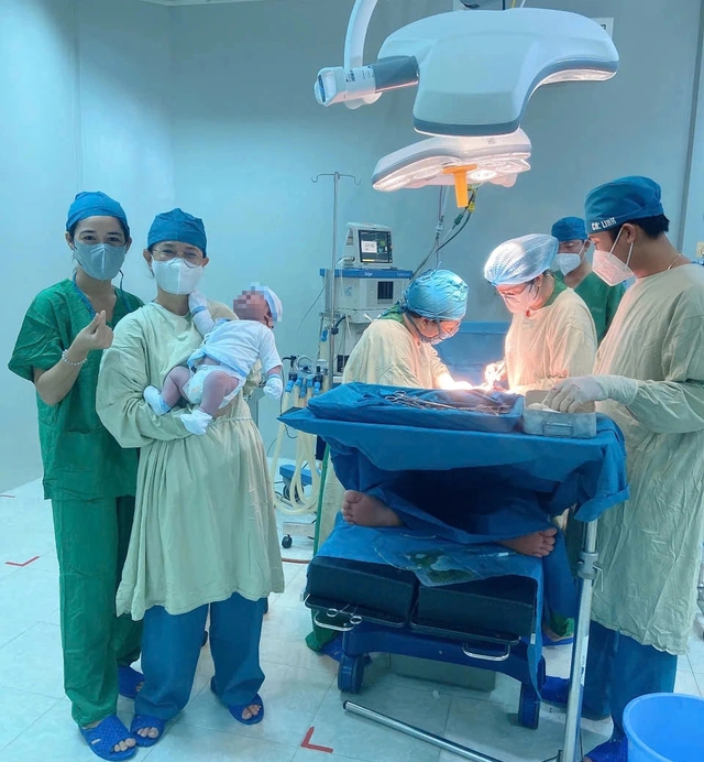Bé trai nặng gần 6 kg chào đời an toàn tại Cà Mau- Ảnh 3. Bé trai nặng gần 6 kg chào đời an toàn tại Cà Mau- Ảnh 3.