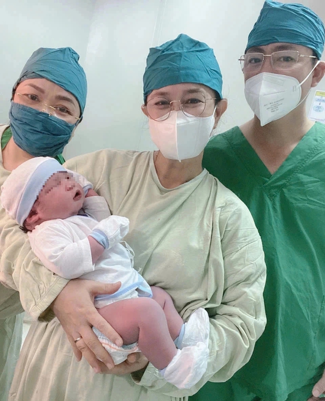 Bé trai nặng gần 6 kg chào đời an toàn tại Cà Mau- Ảnh 2. Bé trai nặng gần 6 kg chào đời an toàn tại Cà Mau- Ảnh 2.