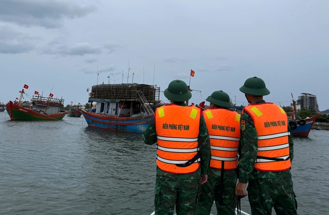 Bộ đội Biên phòng Quảng Trị hỗ trợ người dân neo đậu tàu tránh bão số 3 - Ảnh 4.