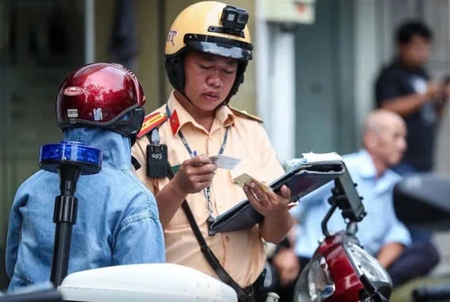 Không có bằng lái xe, tại sao người đi xe SH bị phạt nặng hơn xe Wave?- Ảnh 2. Không có bằng lái xe, tại sao người đi xe SH bị phạt nặng hơn xe Wave?- Ảnh 2.