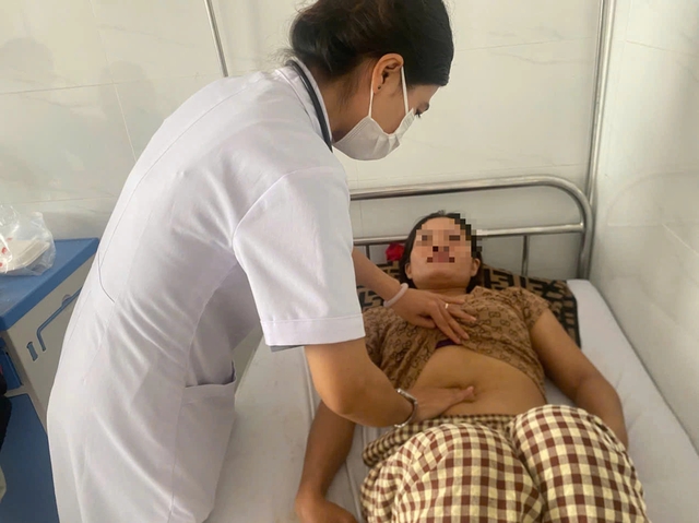 38 người nhập viện sau khi ăn bánh mì tại một cơ sở kinh doanh - Ảnh 1.