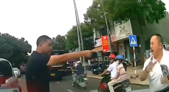 Xác định tài xế ‘tung cước’ khiến người khác gãy xương sườn Xác định tài xế ‘tung cước’ khiến người khác gãy xương sườn