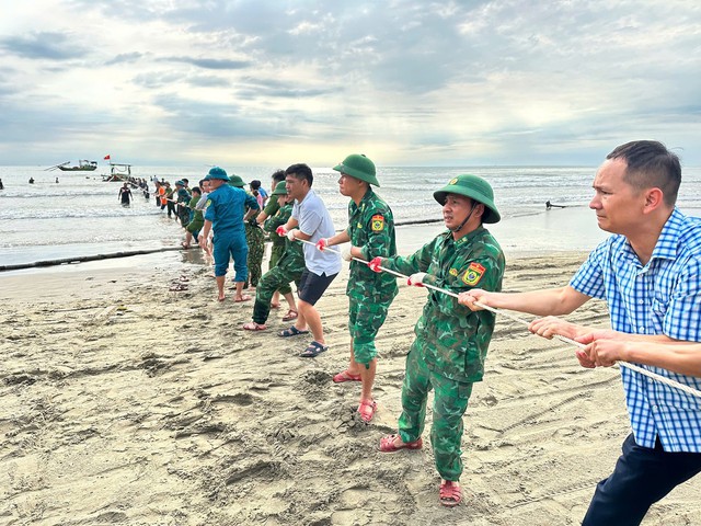 Hà Tĩnh: Giông lốc đánh chìm 58 tàu thuyền, 154 nhà dân bị tốc mái Hà Tĩnh: Giông lốc đánh chìm 58 tàu thuyền, 154 nhà dân bị tốc mái