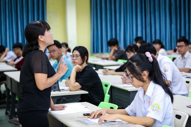 Tuyển sinh ĐH 2025: Điểm sàn khác gì với điểm chuẩn?